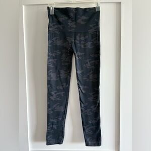 SPANX CAMO LEGGINGS SIZE MEDIUM